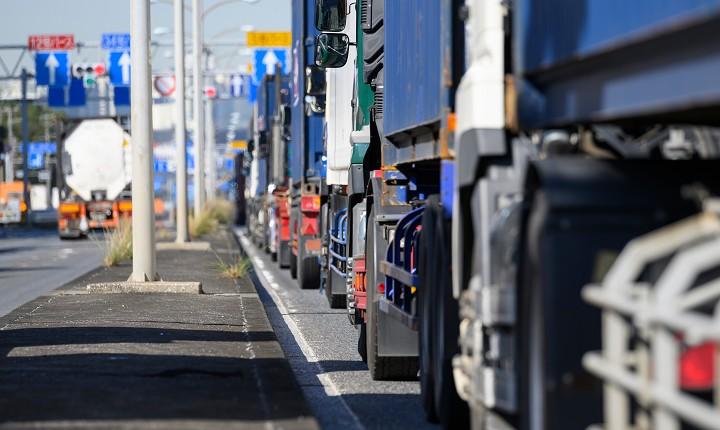 道路に並ぶトラックの様子
