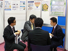 「HOSPEX Japan 2012」展示ブース内商談風景