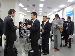 「HOSPEX Japan 2012」セミナー修了後は講師との名刺交換に列が